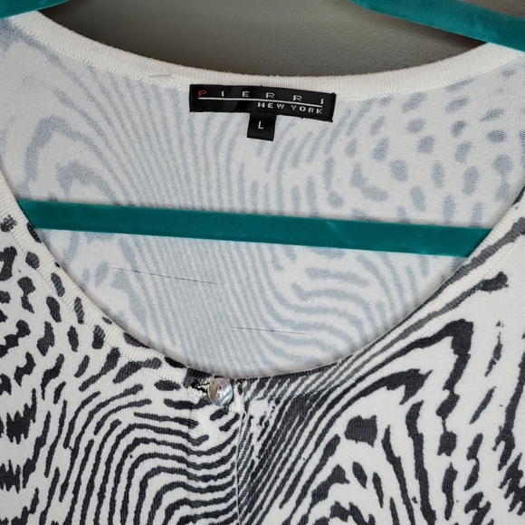 ๐ 2 for $30 ๐ PIERRI NEW YORK - Beautiful ladies Cardigan sweater - Picture 4 of 10